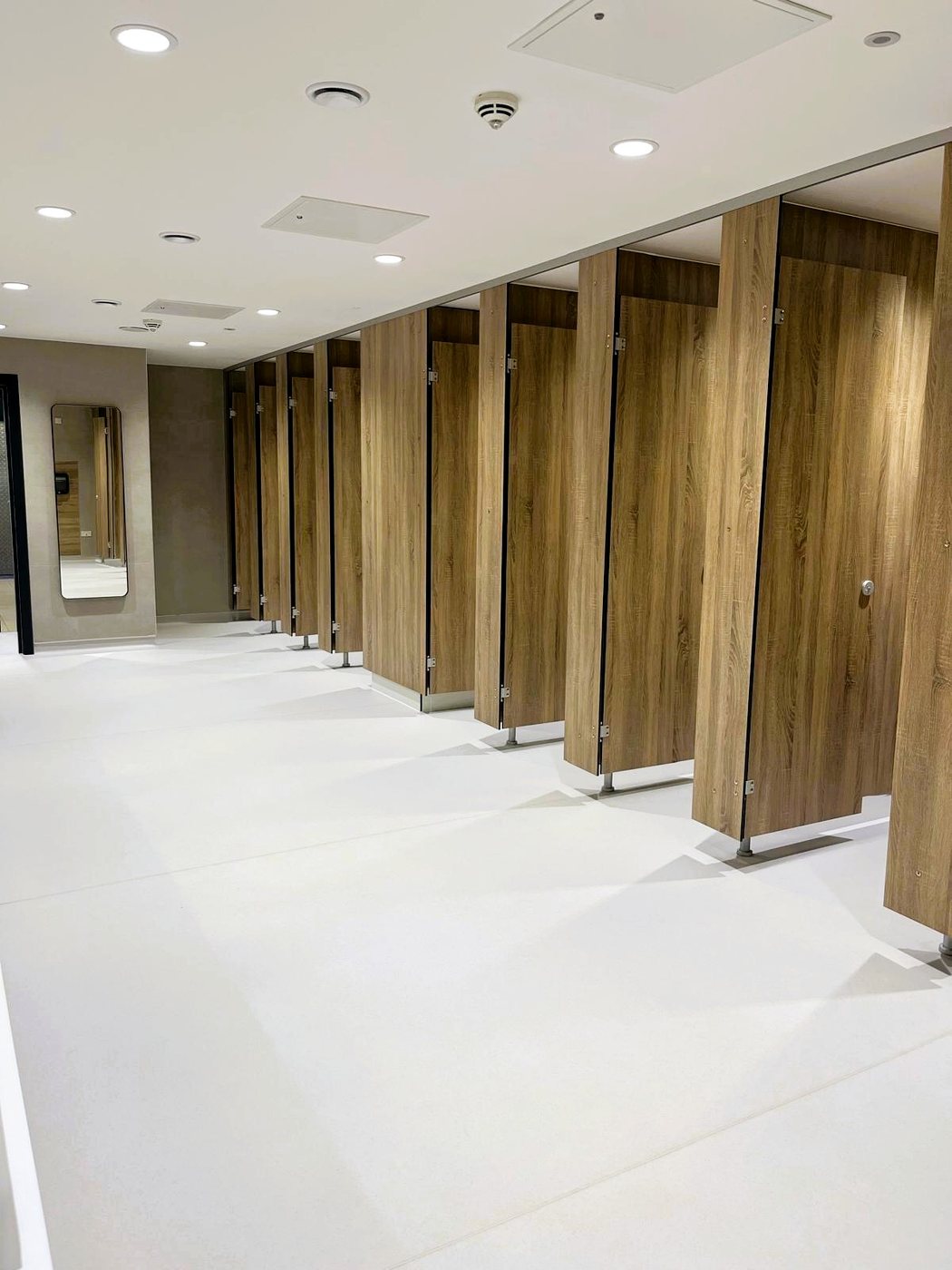 Mirage full-height SGL toilet cubicles in airport washroom