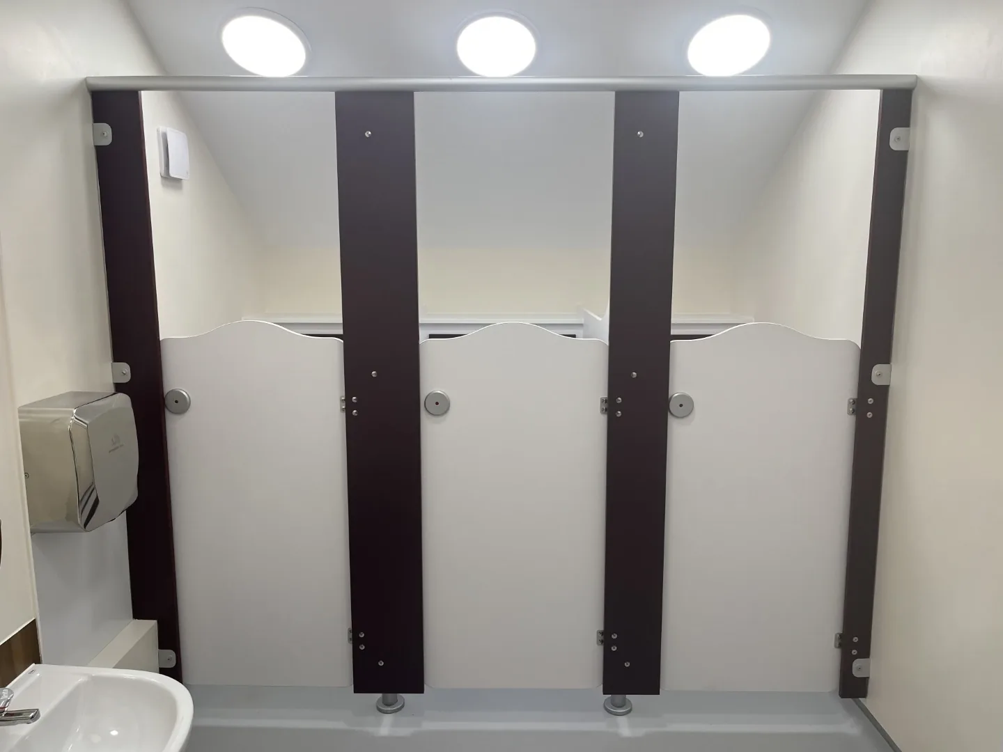 Toilet cubicle pilaster