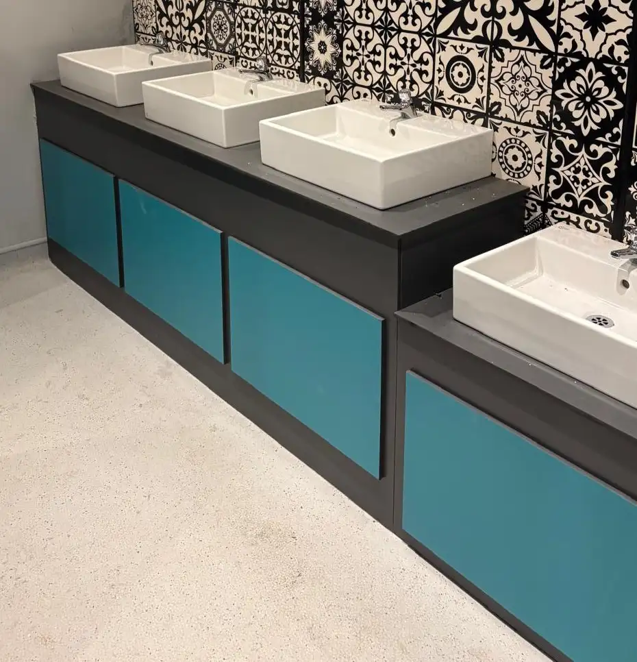 Gym washroom cubicles in Pfleiderer SGL laminate